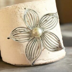 VINTAGE Sarah Coventry Flower Brooch Silver Tone Pearl Signed Pin, like new